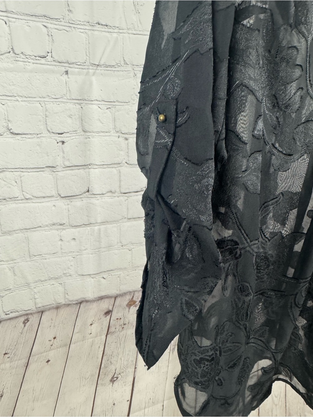 Meadow Rue Black Floral Sheer Gold Button Down Back Pleated Blouse Size Small - Picture 4 of 6